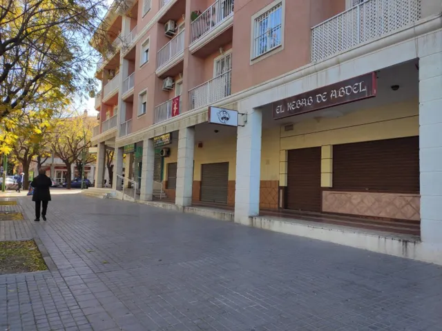 SE VENDEN DOS LOCALES JUNTOS A ESCASOS METROS DE LA AVENIDA DE CÁDIZ. — 6
