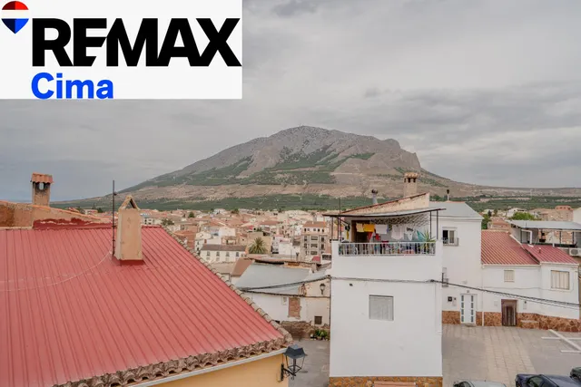 CASA CON PATIO, ALMACÉN Y PLANTA BAJA COMPLETA EN ZÚJAR - foto 2