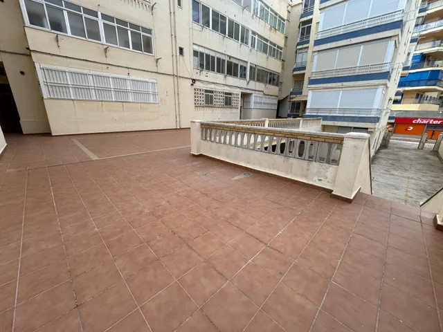 ESTUDIO COMPLETAMENTE REFORMADO.- 1ª LINEA DE MAR — 32