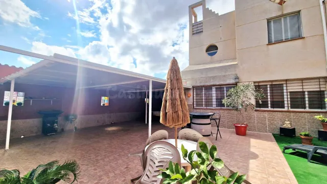 CHALET ADOSADO DE ESQUINA TOTALMENTE REFORMADO CON JARDÍN Y SOLÁRIUM — 2