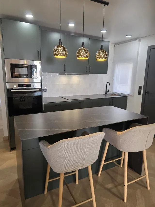 Apartamento con terraza, Alicante, Torrevieja, Playa de los Locos. 3 habitaciones, 110 m2, 200 metros al mar — 25