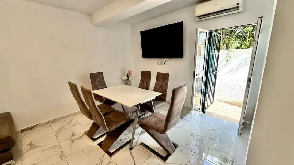Oportunidad en Benalmádena Costa – 2 apartamentos reformados con gran terraza.
