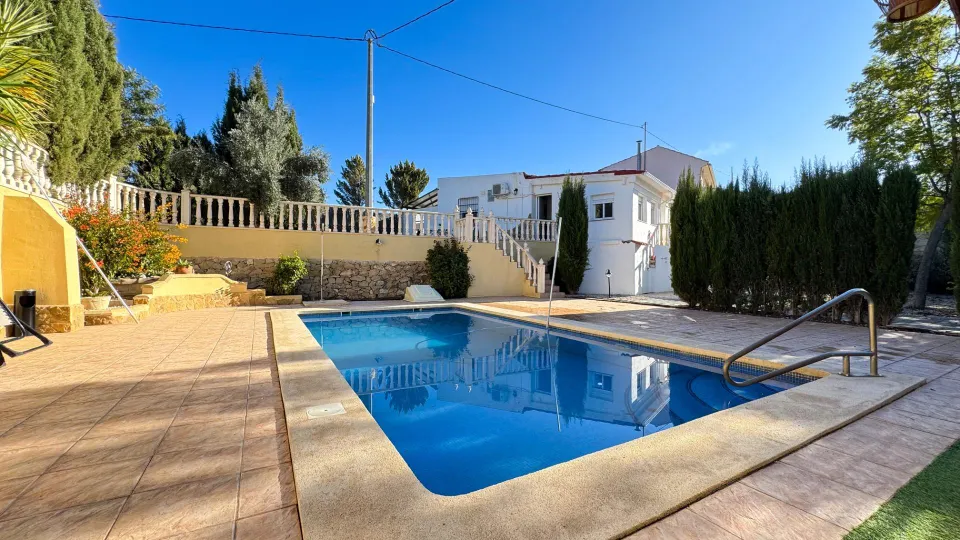 Exclusiva Casa Reformada con Piscina Privada y Parcela de 7.000 m2 en Blanca, Murcia