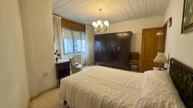 ¡Tu nuevo hogar en este encantador piso en un edificio con carácter del año 1975 y 4 habitaciones! — 17