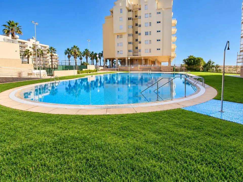 Primera línea en El Perellonet: 127 m2, terraza y tres piscinas