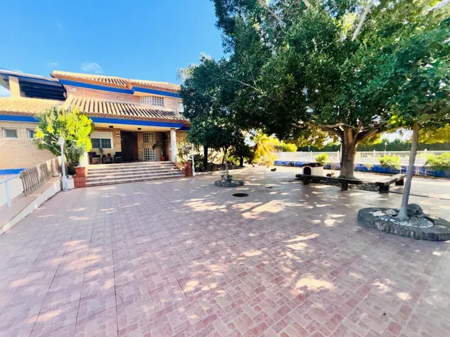 VILLA CON 2 VIVIENDAS EN PARCELA PRIVADA DE 2.500 M2 CERCA D - foto 5