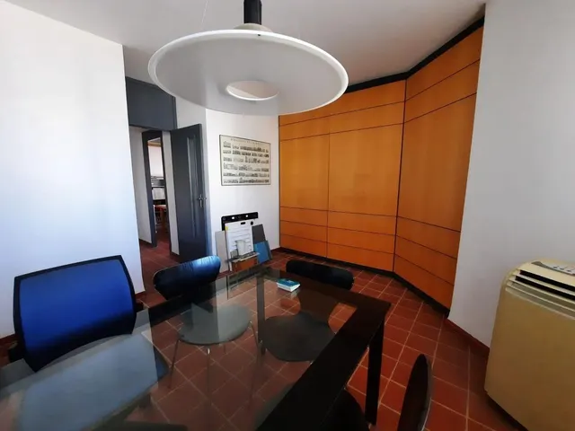 Local de 90 m2 esquinero. — 4