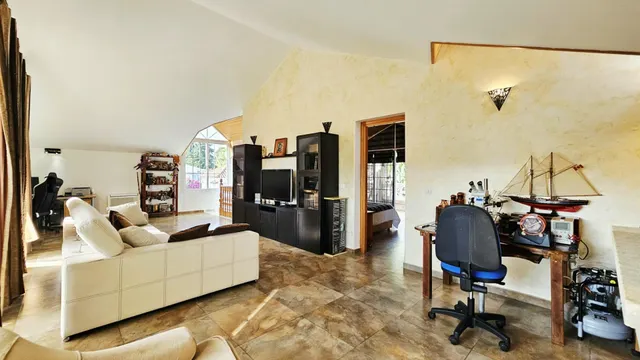 Encantador Chalet de 2 Plantas con Amplios Espacios y Terrazas — 44