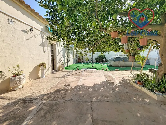 Casa de pueblo reformada con patio y parcela de 1.225 m2 en 