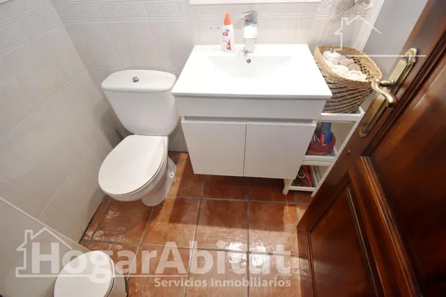 Atractivo chalet amplio con piscina privada, garaje y terraza, todo amueblado y cerca de la playa. — 46