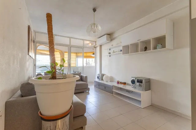 APARTAMENTO DOS DORMITORIOS ZONA LA VELETA . — 12