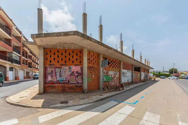 Edificio en obra parada en Llandells (Peñíscola) con proyecto para 39 viviendas y locales — 23