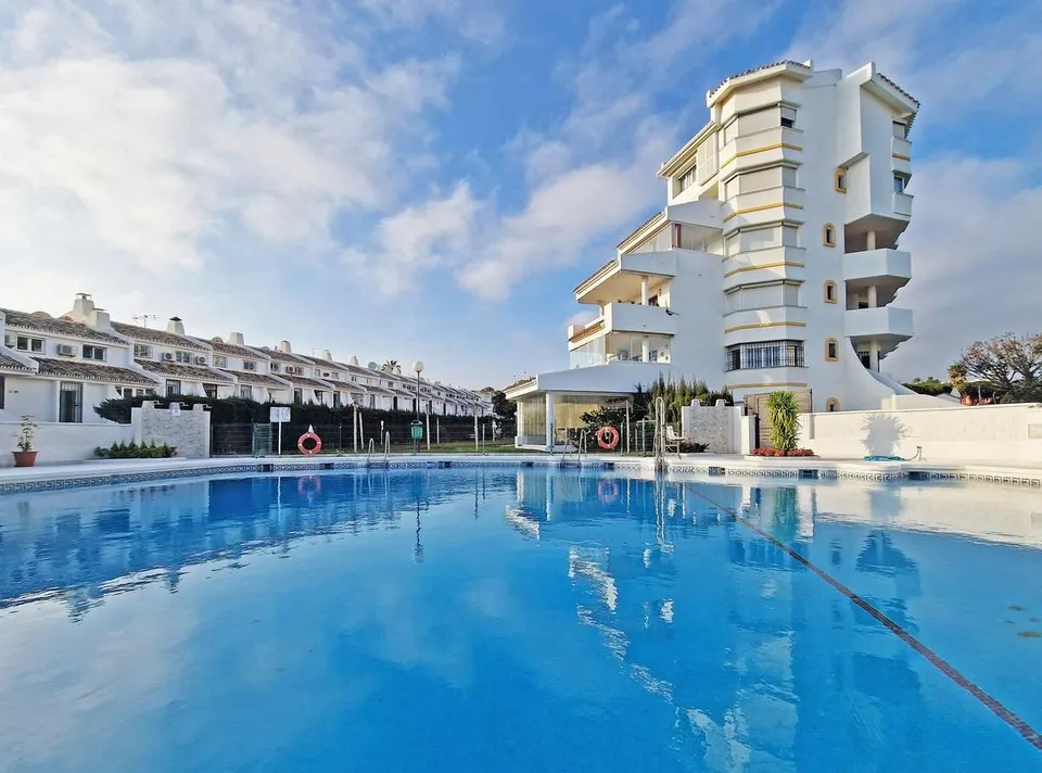 APARTAMENTO 3 DORMITORIOS CALAHONDA