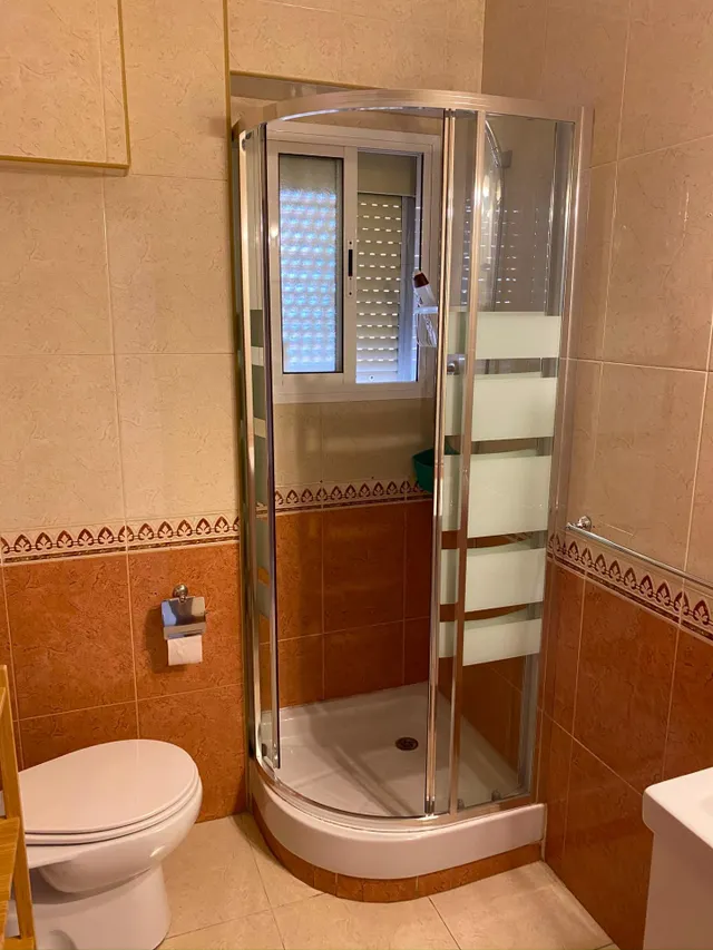 SE ALQUILA HABITACIÓN A ESTUDIANTE — 18