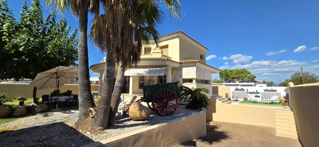 ENCANTADORA CHALET INDEPENDIENTE A SOLO 50 METROS DEL MAR EN