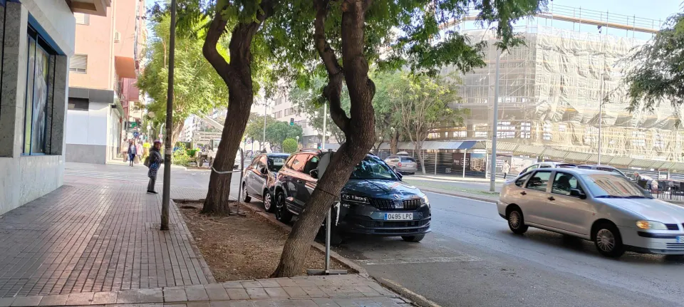 SE VENDE PLAZA DE GARAJE / BENALUA