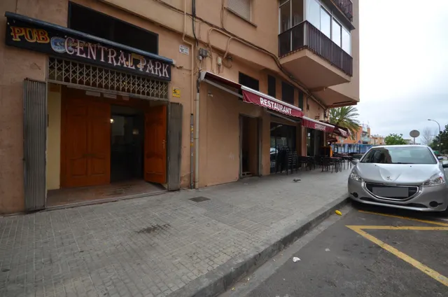 Negocio de restaurante-bar en funcionamiento en local esquinero de 402 m2 — 44