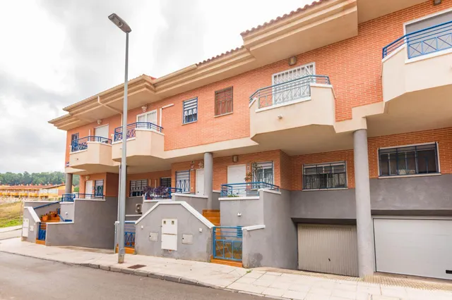 Dúplex amplio de 5 dormitorios con patio, terraza y buhardilla en San José de la Montaña — 44