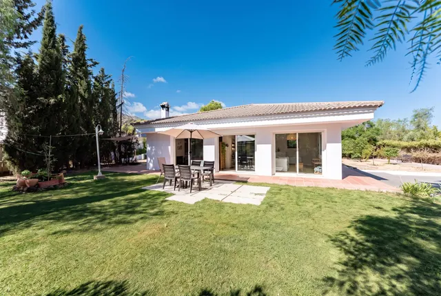 CHALET INDEPENDIENTE DE UNA SOLA PLANTA CON PISCINA — 10