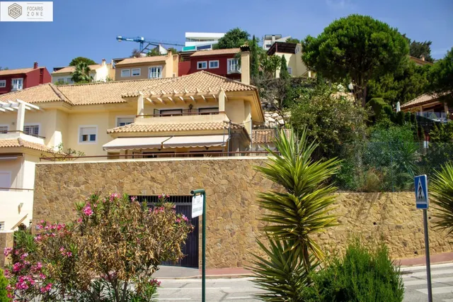 PRECIOSO CHALET PAREADO JUNTO AL MAR - foto 2