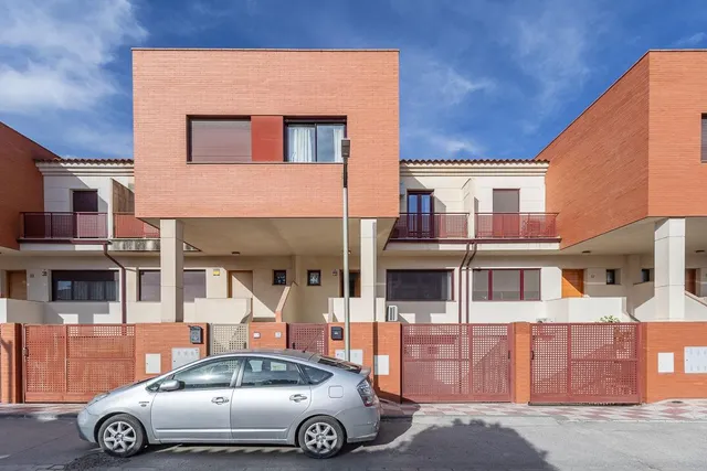 Amplia casa de 182 m2 con patio, gran sótano y a menos de 5 minutos del metro — 32