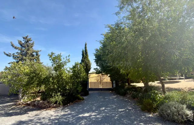 CHALET INDEPENDIENTE CON 3.500 M2 DE PARCELA, PISCINA, VIVIENDA DE INVITADOS Y PISTA DEPORTIVA EN LOS TABLAZOS — 3