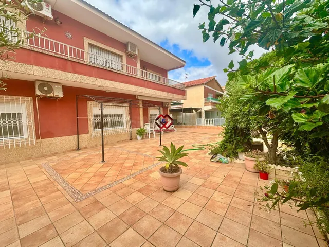 Amplio chalet con gran parcela y chimenea cerca de la playa 