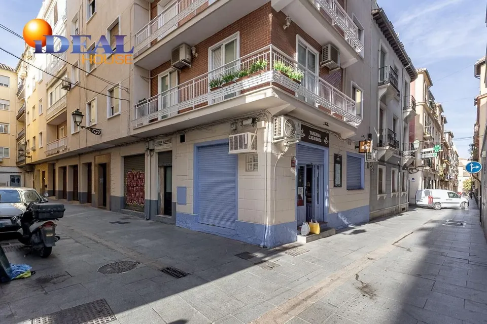 Estos dos grandes locales en pleno centro de Granada ofrecen una oportunidad única para tu negocio.