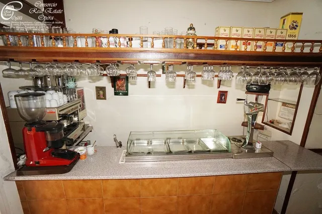 BAR CAFETERIA FRENTE A METRO Y RENFE PIRAMIDES — 37