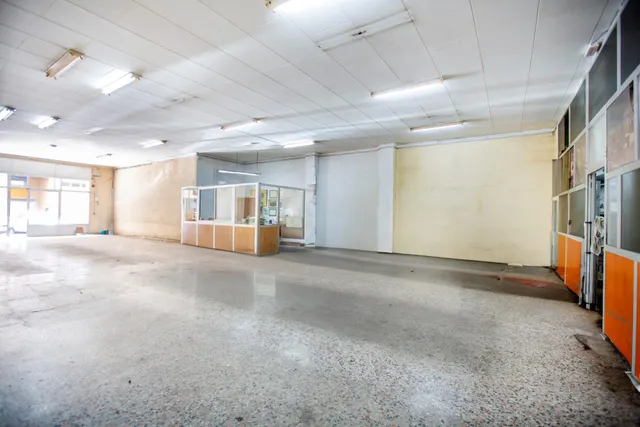 Oportunidad en Gandia: Amplio Local Comercial en Venta — 11