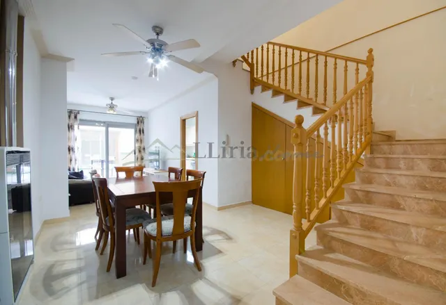 Ref. 04409. Casa de pueblo adosada con amplio patio, terraza y garaje en Vilamarxant. — 3
