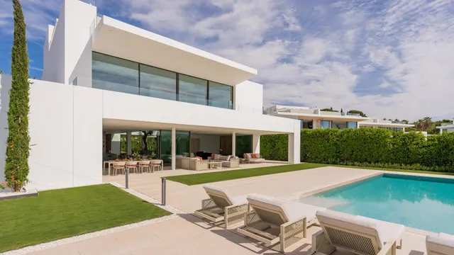 Sofisticada villa con vistas al mar en la Milla de Oro, Marbella — 2