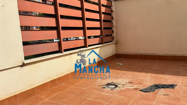 INMOBILIARIA LA MANCHA VENDE ADOSADO EN BARRIO MEDICINA. — 18