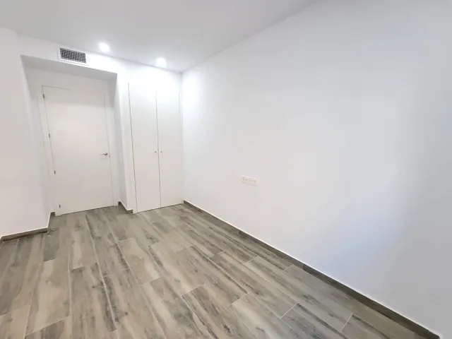 Moderno apartamento muy espacioso, en esquina, 3 dormitorios, 3 baños, parking, piscina, a 5 minutos a pie de la Playa del Cura — 30