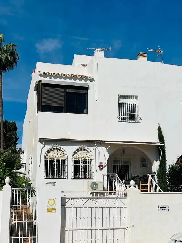 PAREADO EN VENTA EN LA COLINA A UN PASO DE LA PLAYA.