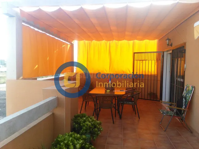 Ático con dos dormitorios, garaje y piscina comunitaria en T