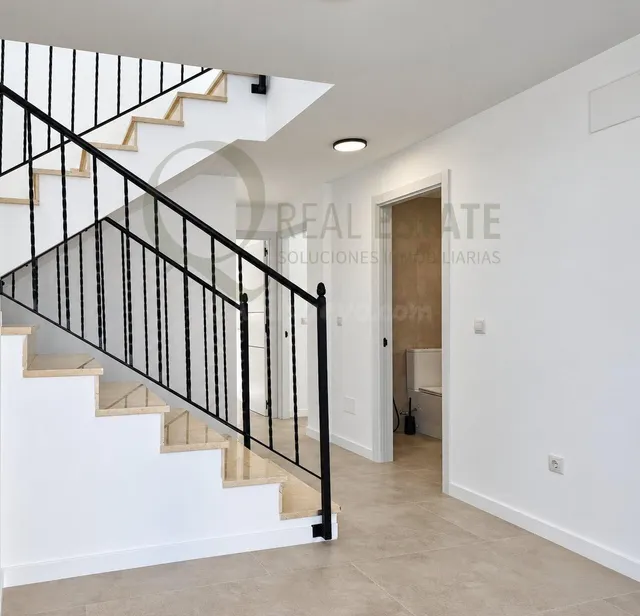 Chalet independiente con jardín y amplias terrazas en Lanuza, El Campello. — 2