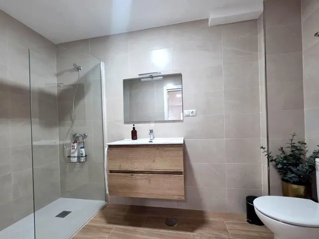Piso a estrenar de 2 dormitorios con parking, luz y agua incluidas – 1.200 €/mes — 17