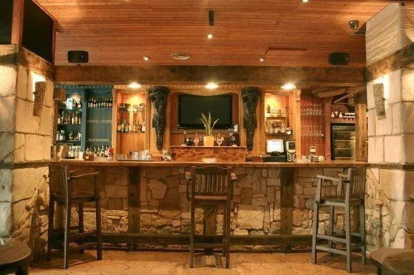 "Crea un ambiente acogedor y atractivo con nuestro bar de madera hecho a medida"