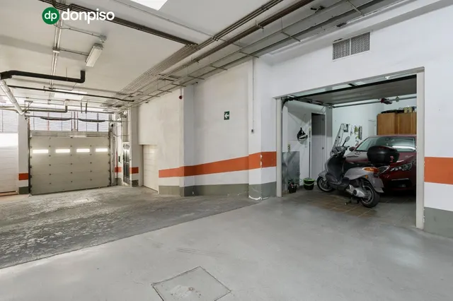 Adosada en el nuevo acceso a la Alhambra — 24