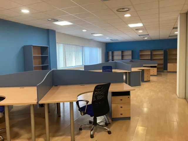 ALQUILER DE OFICINA, EN CENTRO DE EMPRESAS — 17