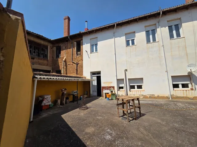 SE VENDE CASA EN VALENCIA DE DON JUAN, 2 PLANTAS, 5 HAB., 2 COCINA, BAÑO, ASEO, PATIO, COCHERA. — 21