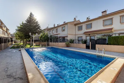 Casa en Ogijares con piscina comunitaria.