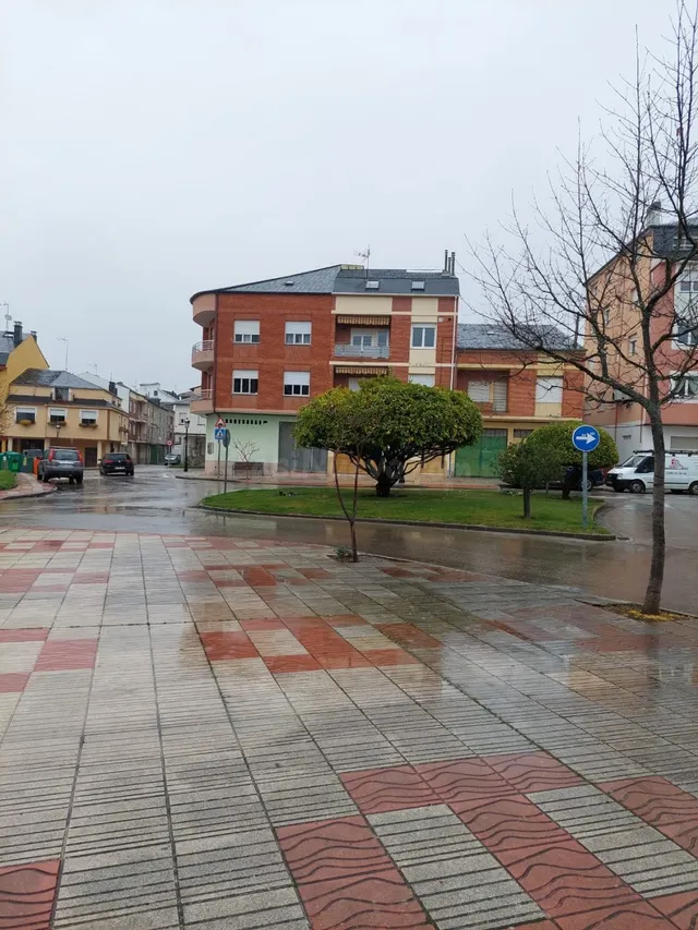 SE VENDE CASA ANTIGUA PARA REFORMAR CON TERRENO URBANO EN CA