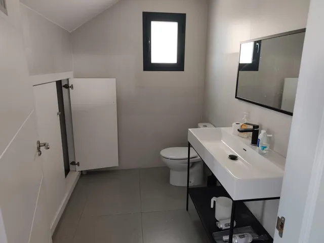 Nave en Poligono de Las Quemadas totalmente reformada y perfectamente instalada para uso mixto de oficinas y almacen — 7