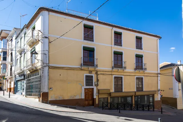 Espectacular edificio a 3 calles con vivienda y locales comerciales en pleno centro de Alhama de Gr — 4