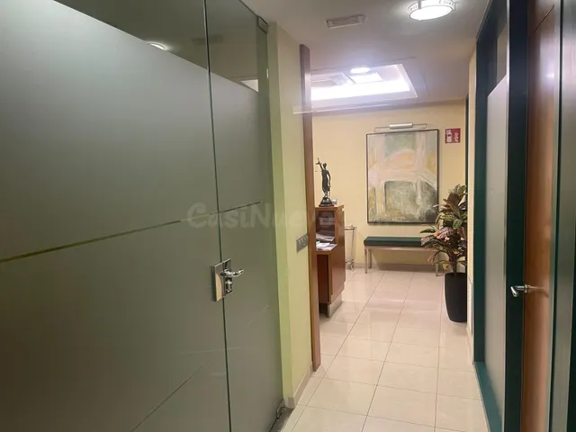 MAGNÍFIQUES OFICINES A PUNT PER ENTRAR-HI A TREBALLAR - foto 4