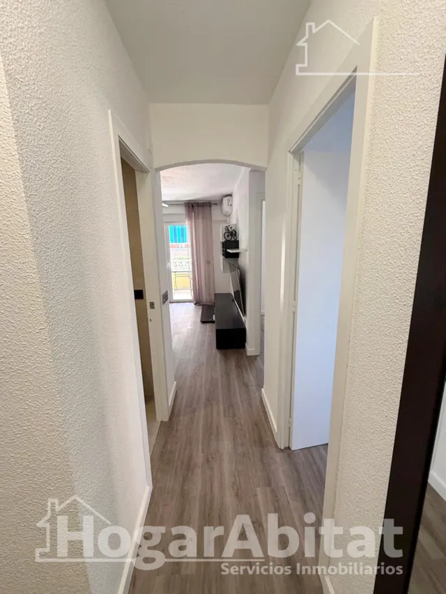 Disfruta del sol y la brisa del mar en este piso reformado con piscina, terraza y parking junto a la playa — 25