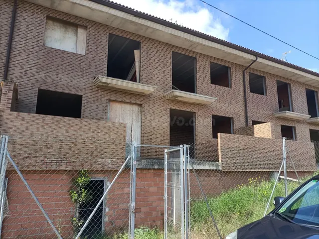 Edificio en obra en Hormilla - foto 3
