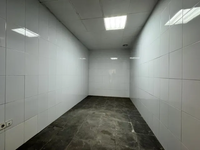 ¿Buscas un espacio listo para arrancar tu panadería-cafetería a solo unos pasos del Mediterráneo? Este amplio local en pleno centro de Pinedo combina la afluencia turística de la playa con la cli — 18